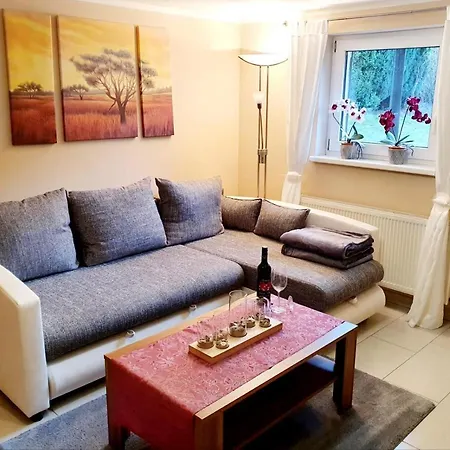 Ferienwohnung Mit Garten In 아파트